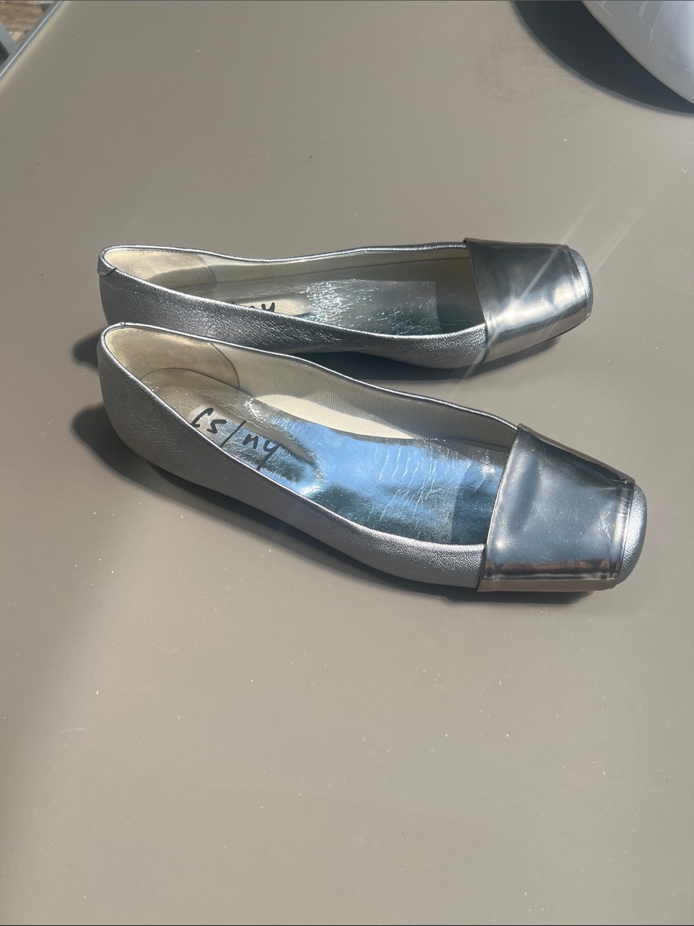 fs/ny Women’s Silver Ballet Flats with rose gold Cap Toe - Picture 2 of 6